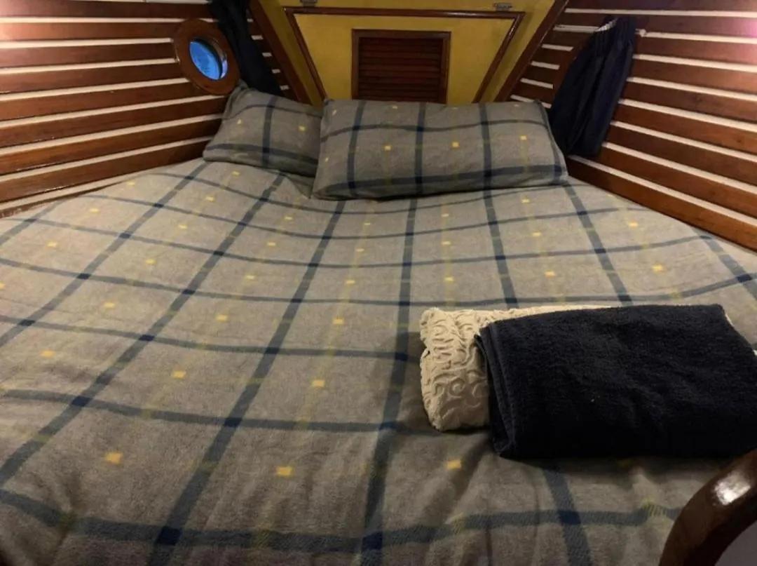 Vintage And Cozy Sailing Boat In Barcelona contacts